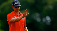 Adam Scott legge la pendenza del green con il metodo AimPoint Express