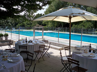 La piscina e il ristorante del Golf Hotel Resort