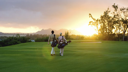 Un campo da golf al tramonto