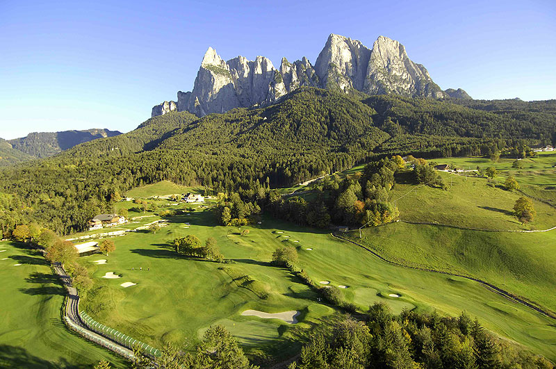 Un campo da golf in montagna